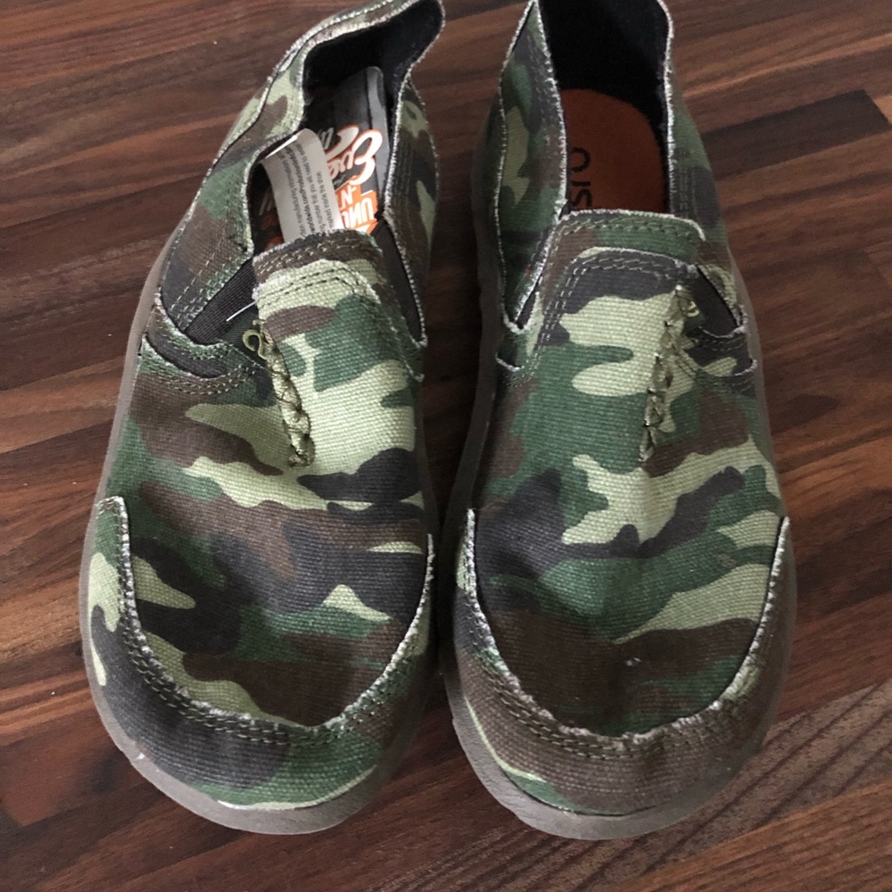 Boy camouflage slip on shoes
